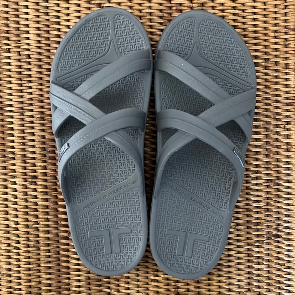 Telic footwear Mallory Women’s Sandal, NEW size small grey